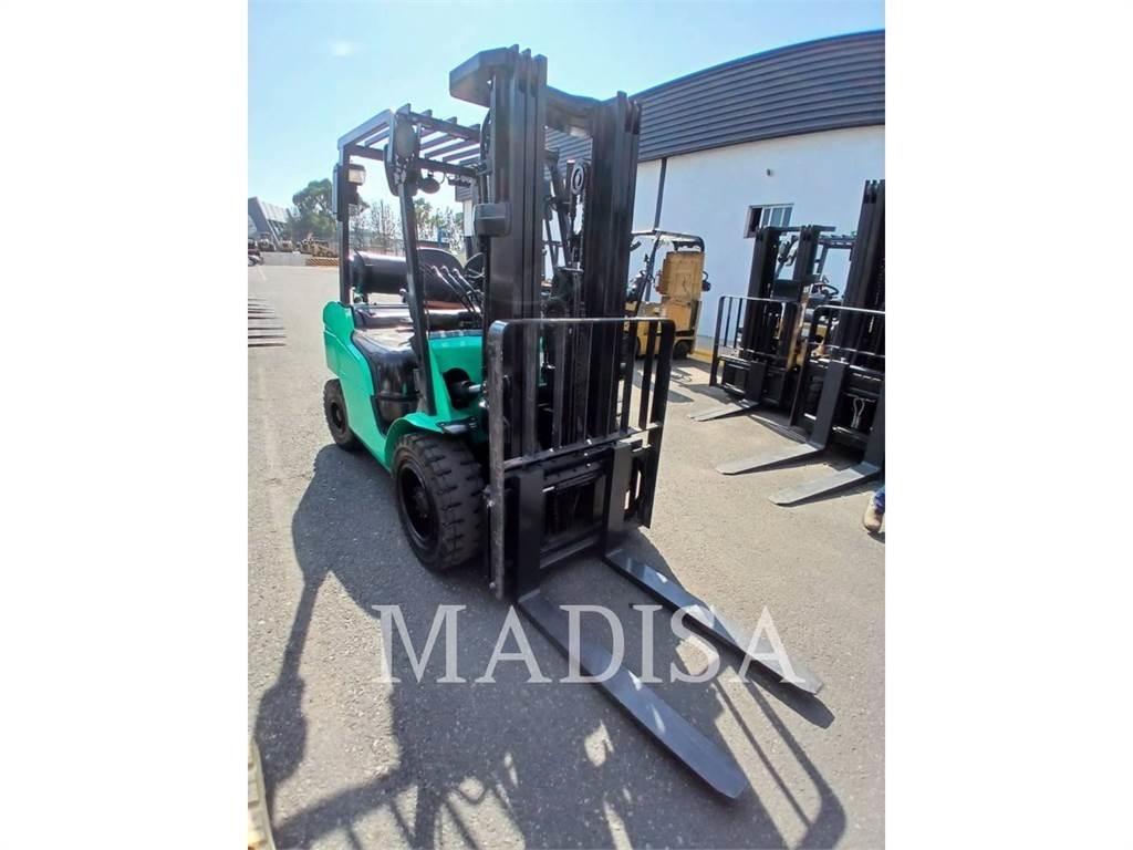 CAT MITSUBISHI FG30N-LP Autres Chariots élévateurs