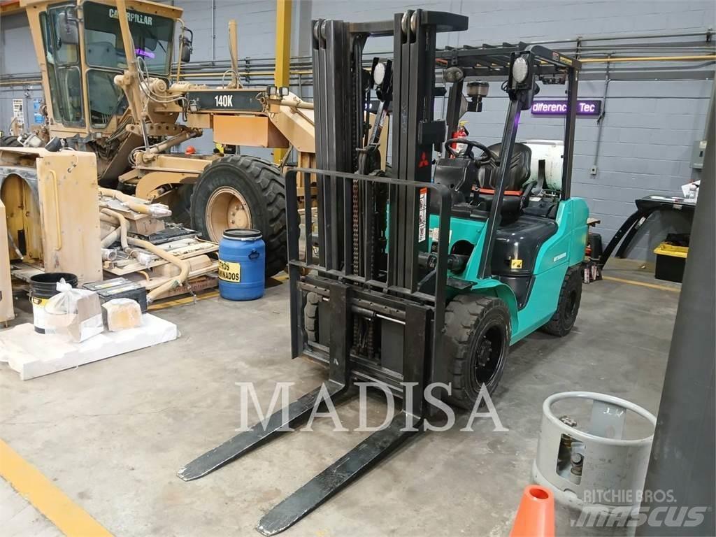 CAT MITSUBISHI FG30N-LP Autres Chariots élévateurs