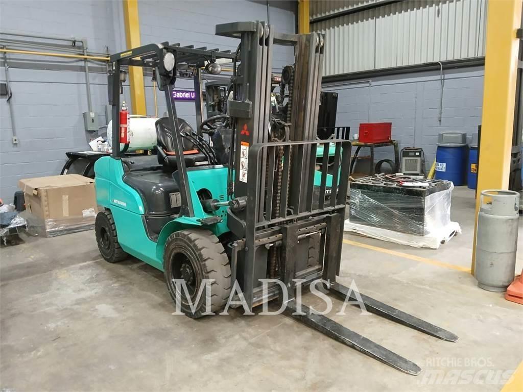 CAT MITSUBISHI FG30N-LP Autres Chariots élévateurs