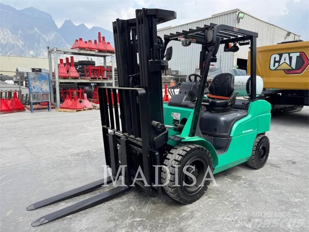 CAT MITSUBISHI FG30N-LP Autres Chariots élévateurs