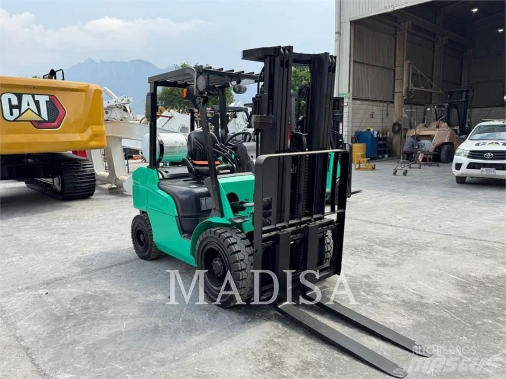 CAT MITSUBISHI FG30N-LP Autres Chariots élévateurs