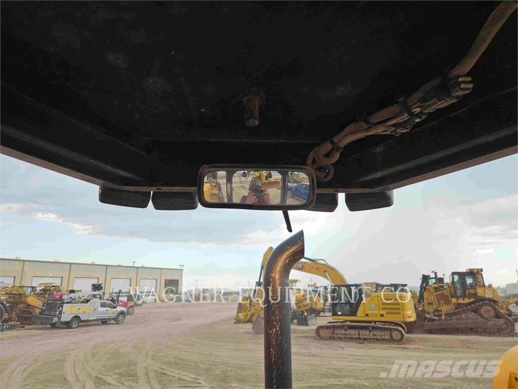 CAT PL61 Poseur de canalisation