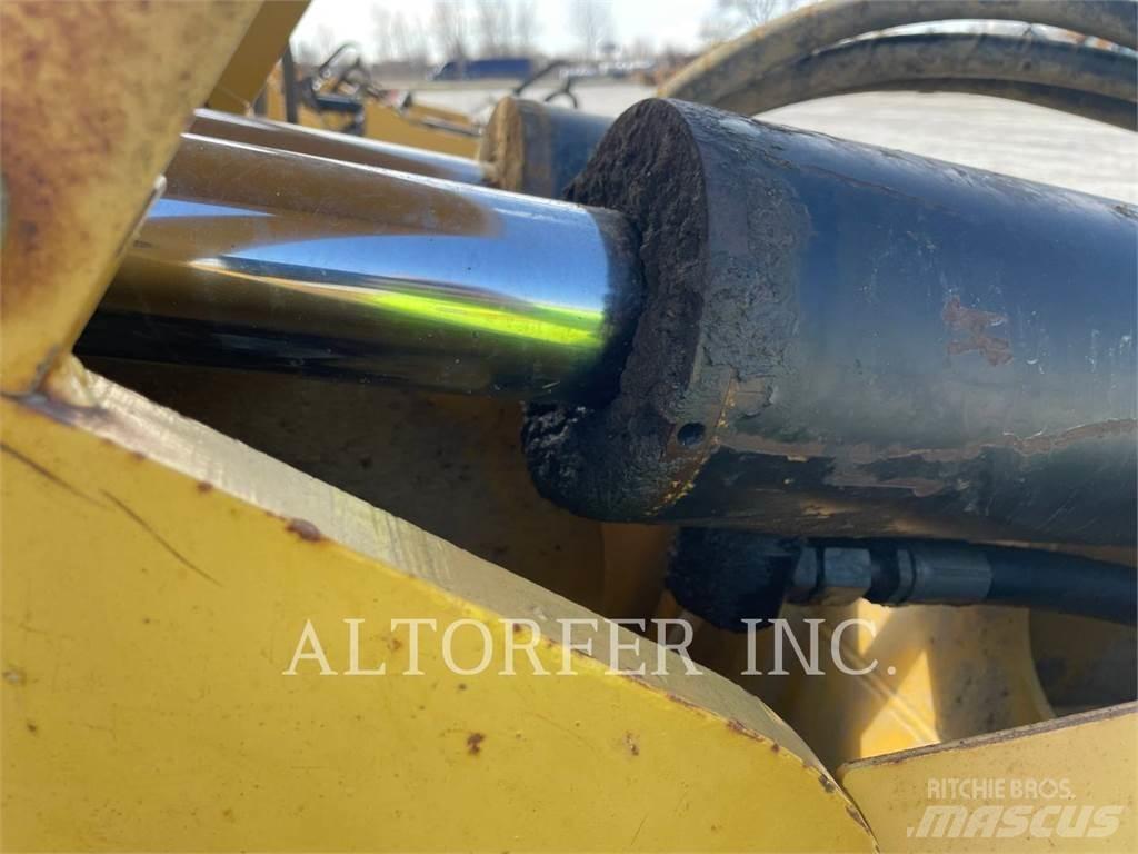 CAT TS180 Scraper