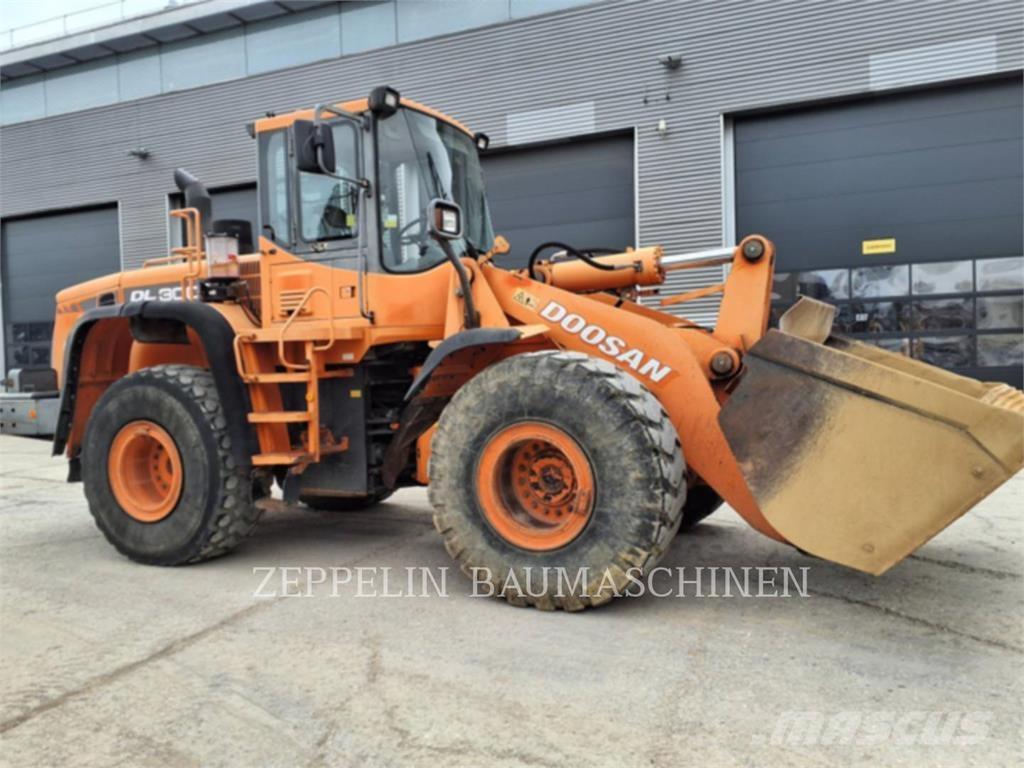 Doosan DL300 Chargeuse sur pneus