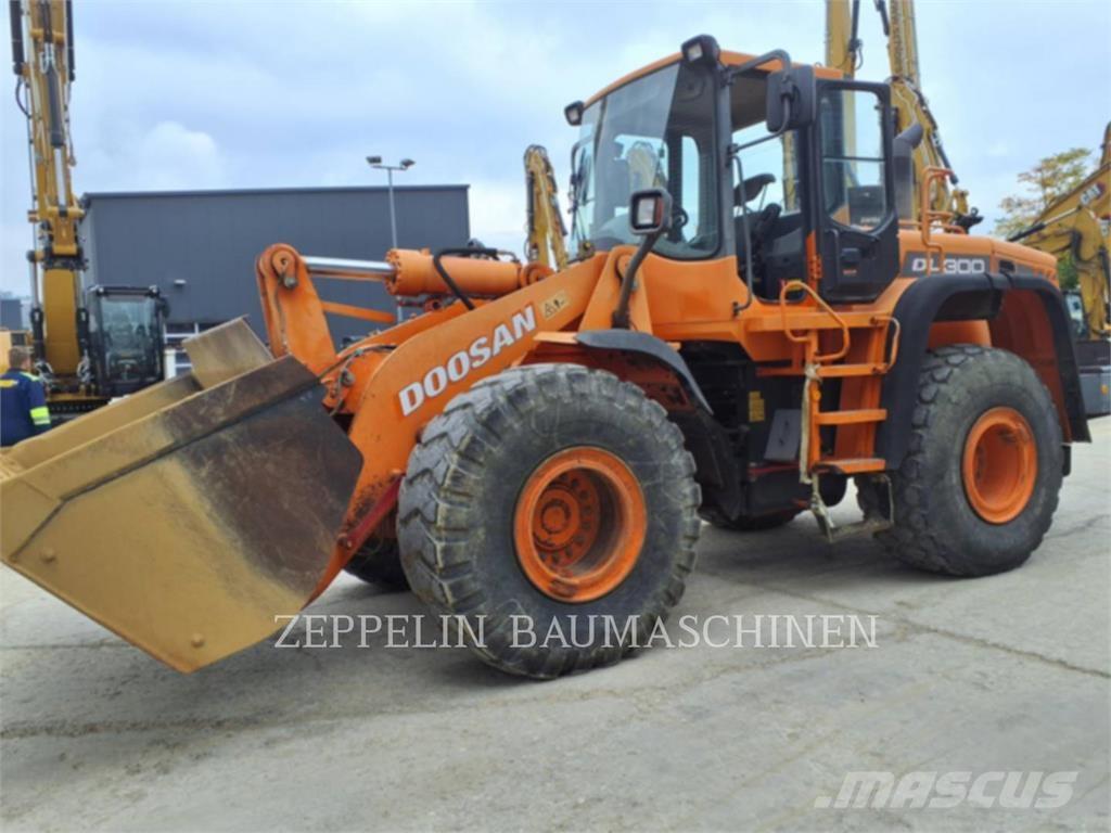 Doosan DL300 Chargeuse sur pneus