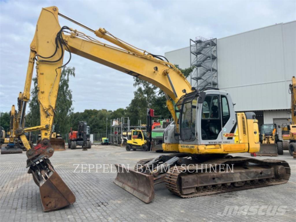New Holland E235 Pelle sur chenilles