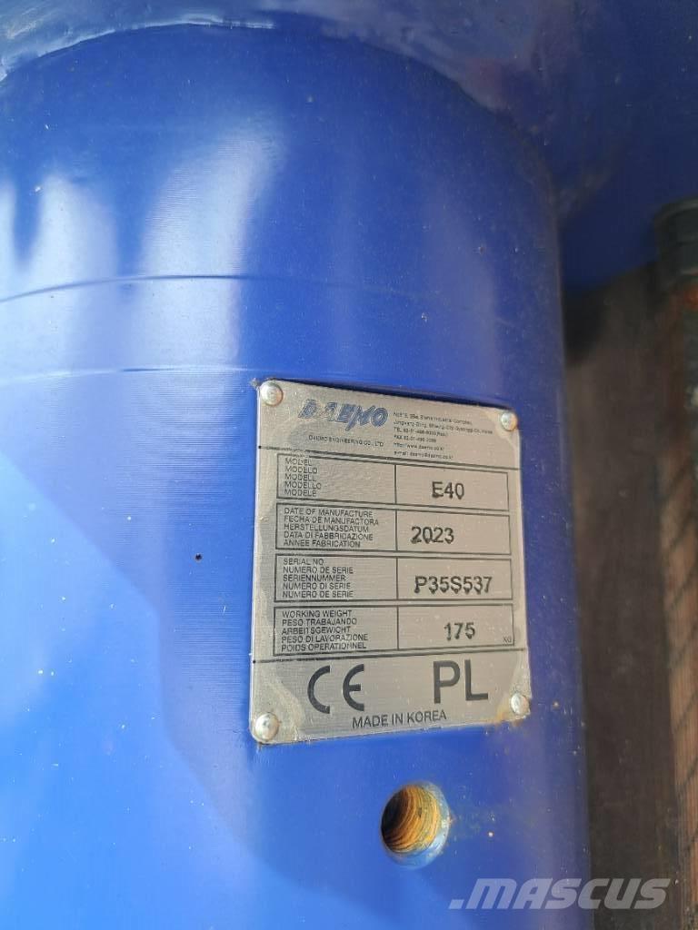 Daemo E40 with CW05 Marteau hydraulique