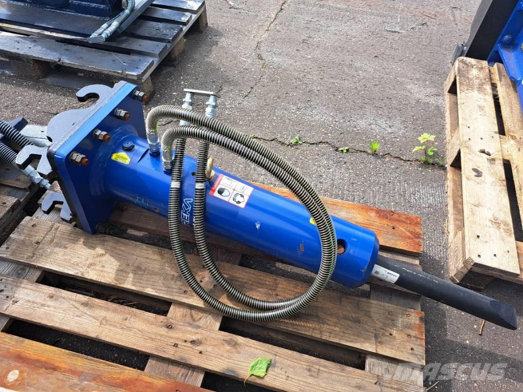 Daemo E40 with CW05 Marteau hydraulique