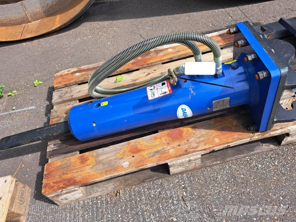 Daemo E40 with CW05 Marteau hydraulique