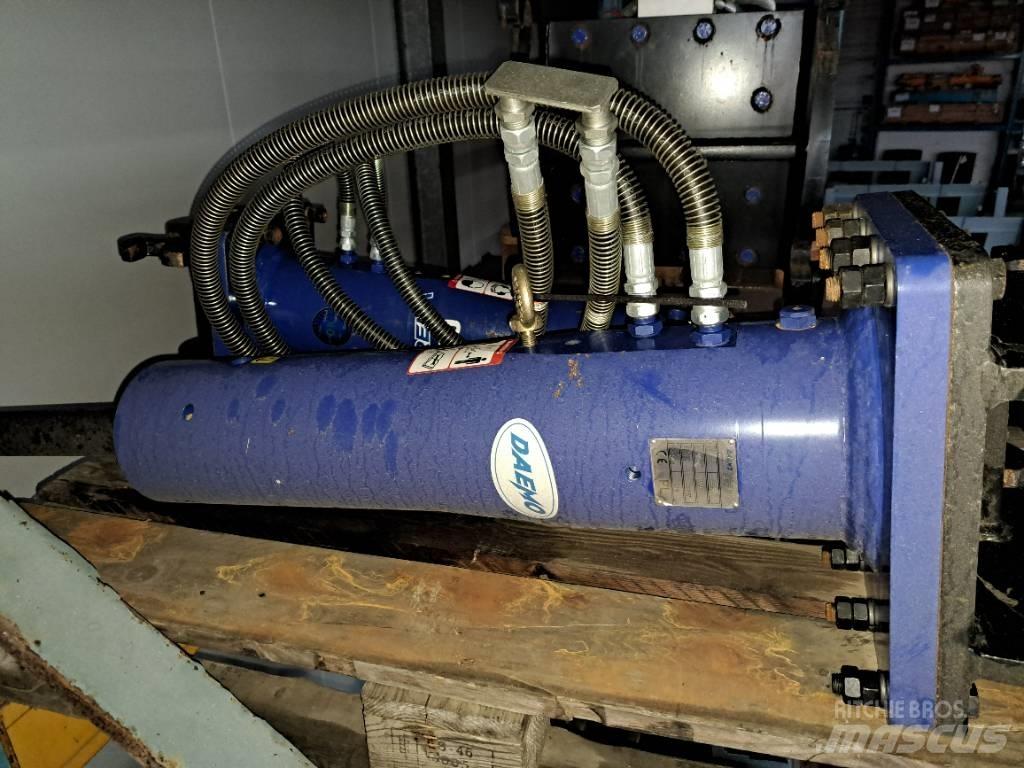 Daemo E40 with CW05 Marteau hydraulique