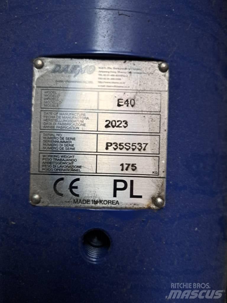 Daemo E40 with CW05 Marteau hydraulique