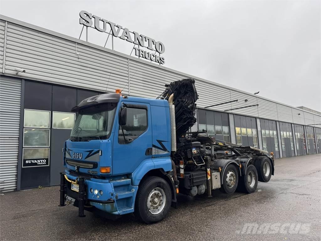 Sisu E11M Camion plateau ridelle avec grue