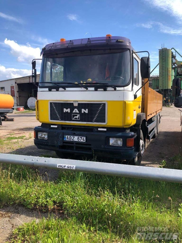 MAN 26.322 Camion plateau ridelle avec grue