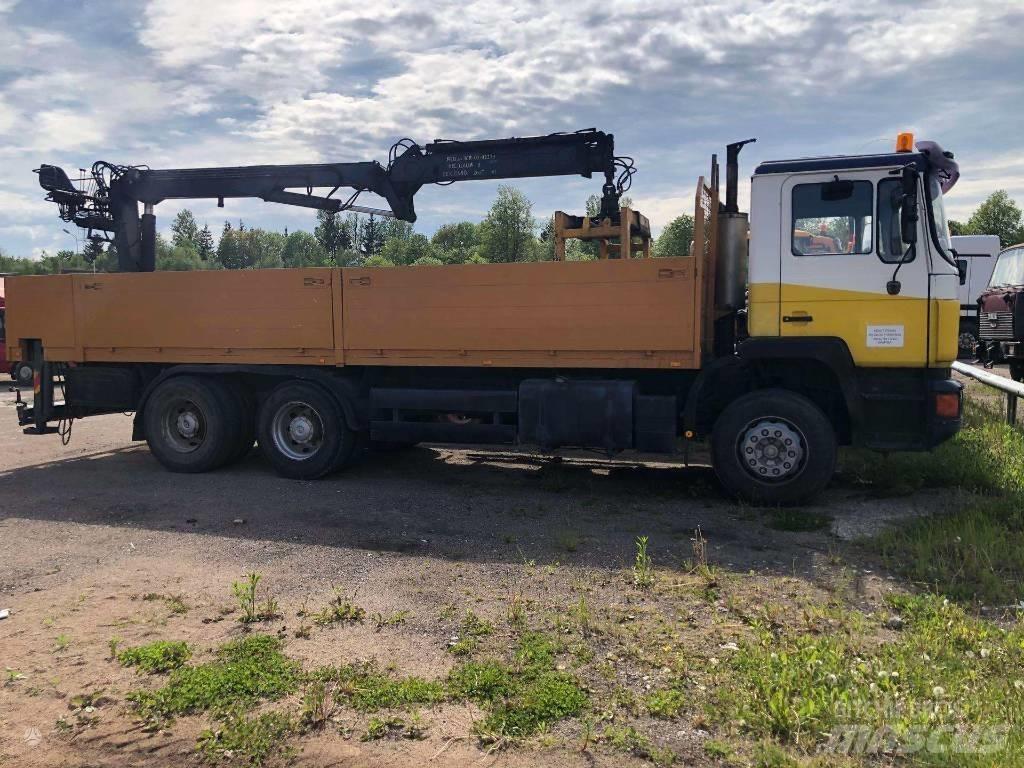 MAN 26.322 Camion plateau ridelle avec grue