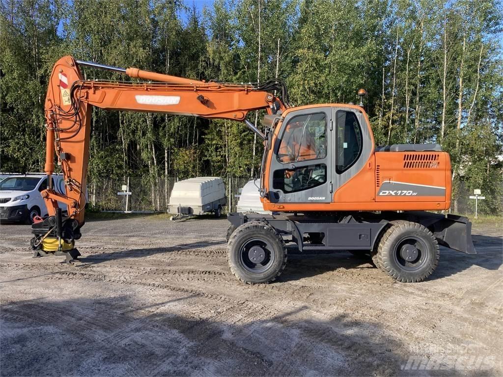 Doosan DX 170 W Pelle sur pneus