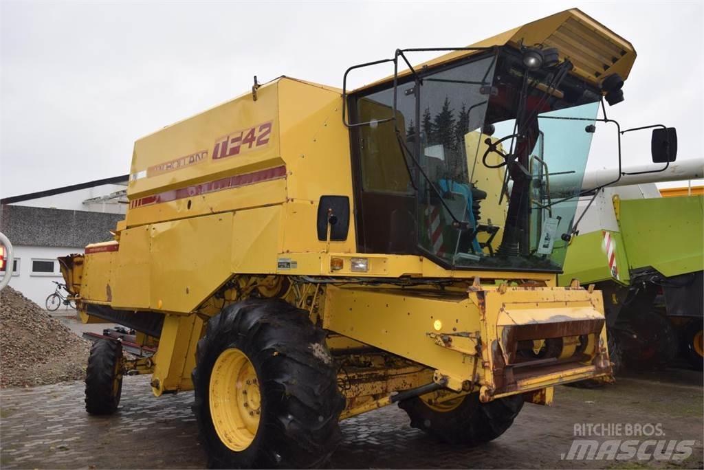 New Holland TF 42 Moissonneuse batteuse