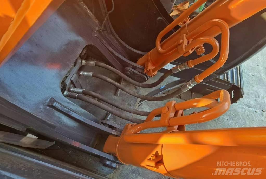 Hitachi ZX 200 Pelle sur chenilles