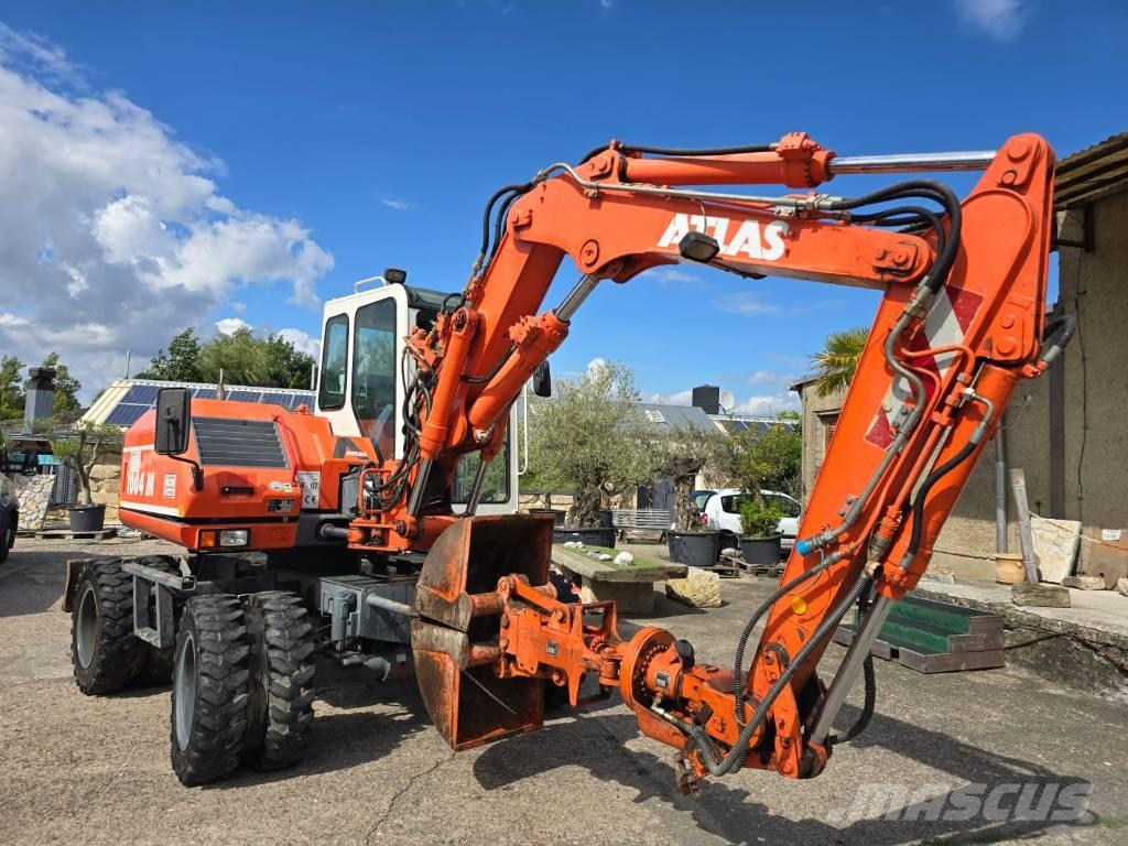 Atlas 1004M Pelle sur pneus