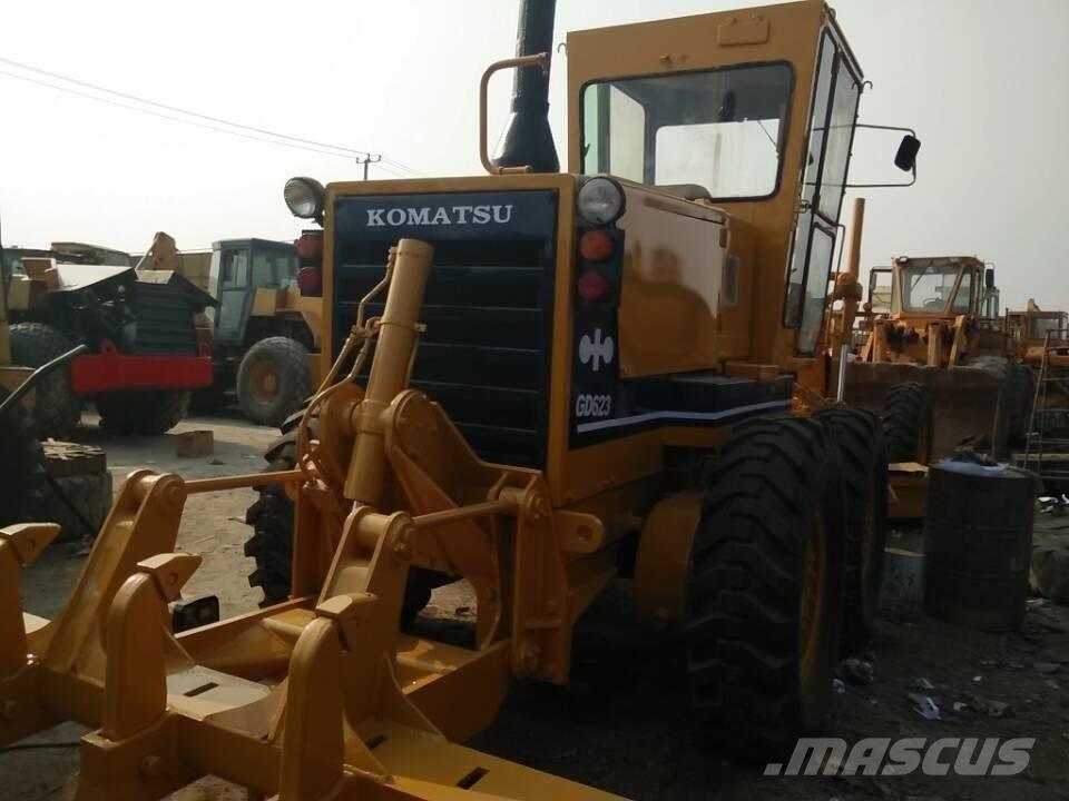 Komatsu GD 623 Niveleuse