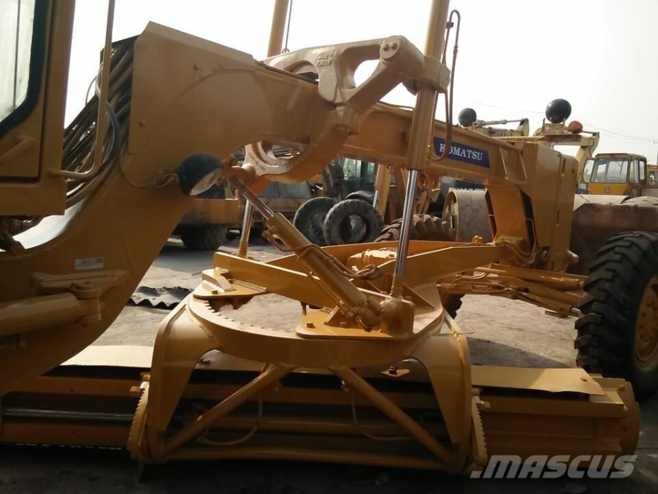 Komatsu GD 623 Niveleuse