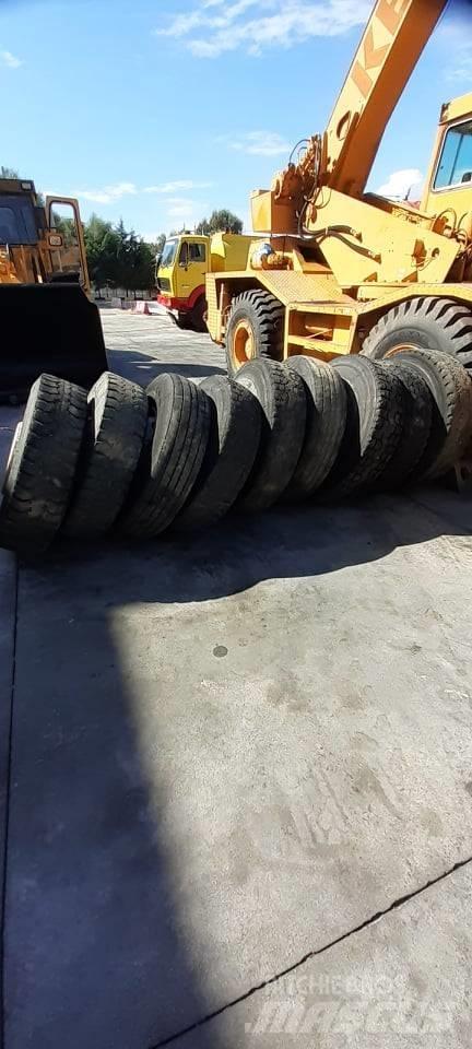 Bridgestone 13R22.5 Pneus, roues et jantes