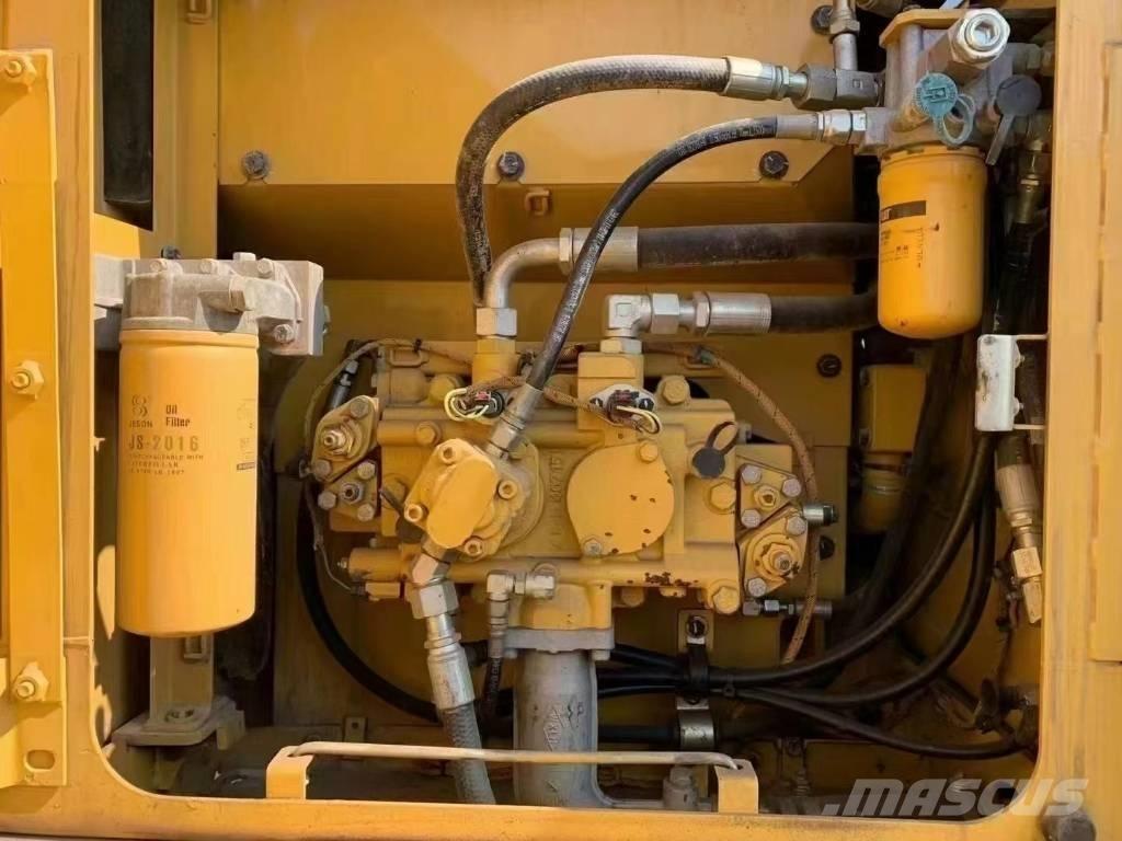 CAT CAT318D Pelle sur chenilles