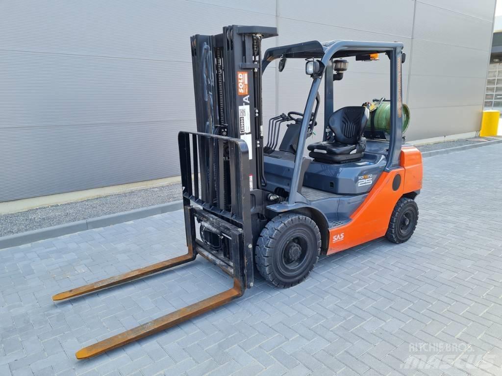 Toyota 02-8 FG F 25 Chariots GPL