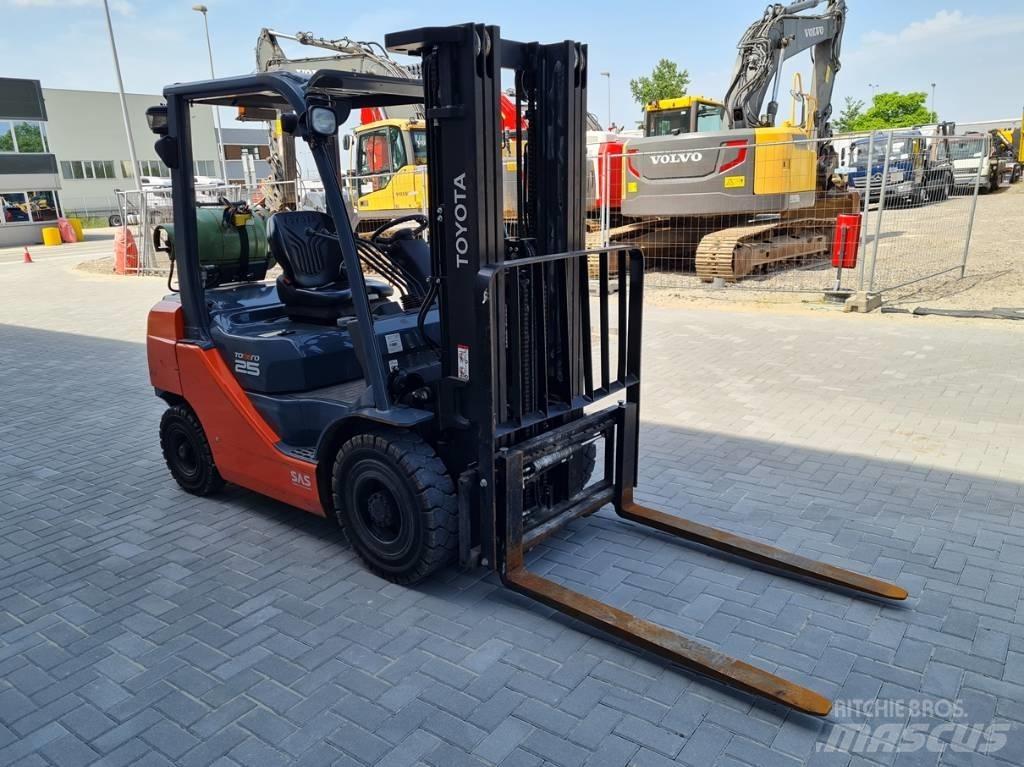 Toyota 02-8 FG F 25 Chariots GPL