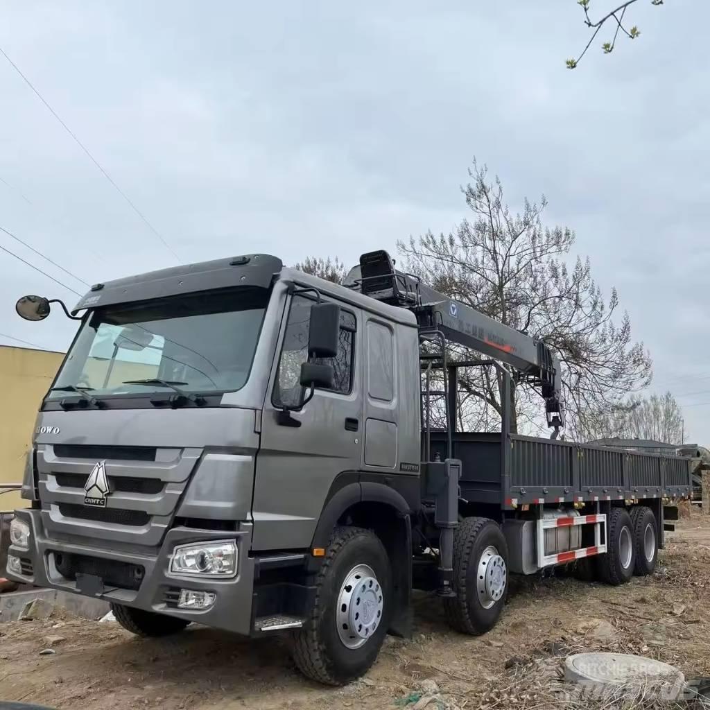Howo 371 8x4 Camion plateau ridelle avec grue