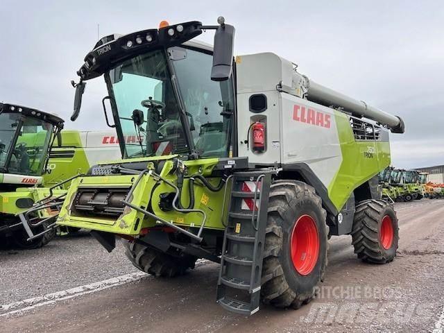 CLAAS TRION 750 Moissonneuse batteuse