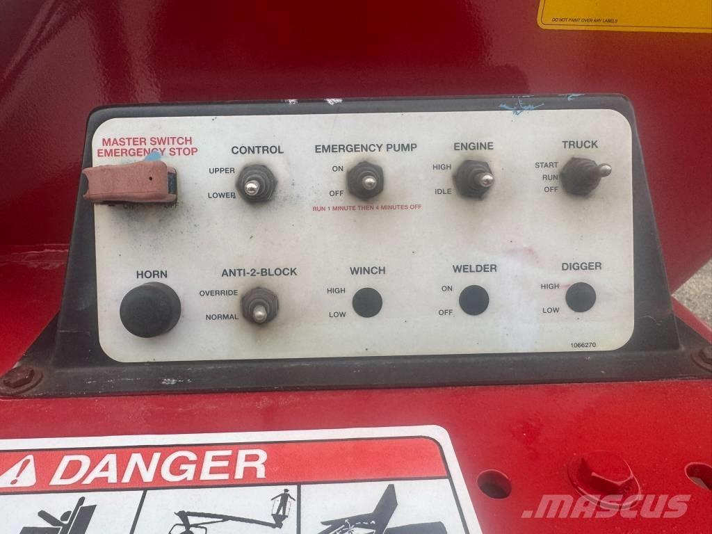 Elliott L60R Camion plateau ridelle avec grue