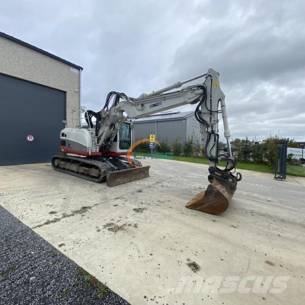 Takeuchi TB215R Pelle sur pneus