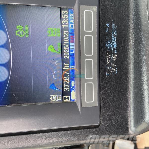 Takeuchi TB215R Pelle sur pneus