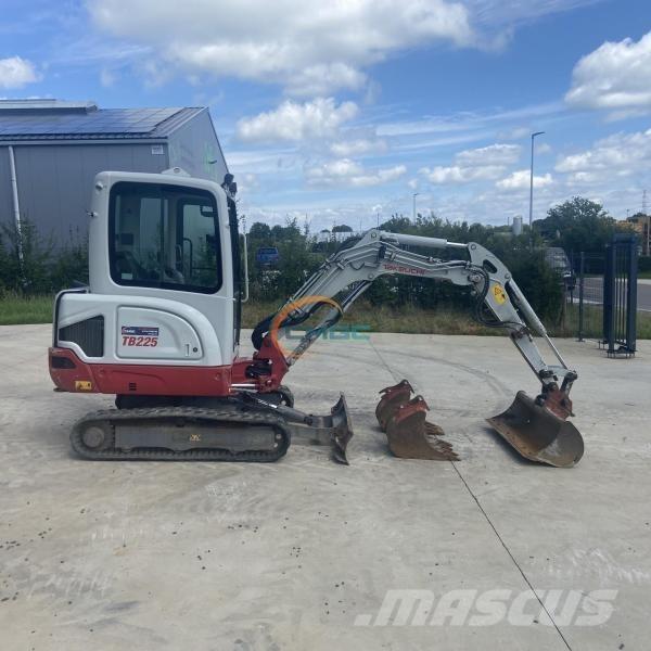Takeuchi TB225 Pelle sur pneus