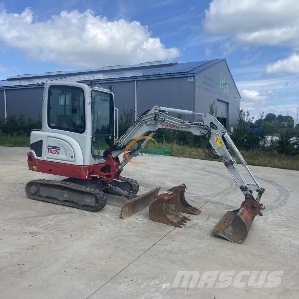 Takeuchi TB225 Pelle sur pneus