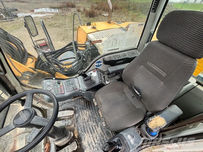 Liebherr A309 Pelle sur pneus