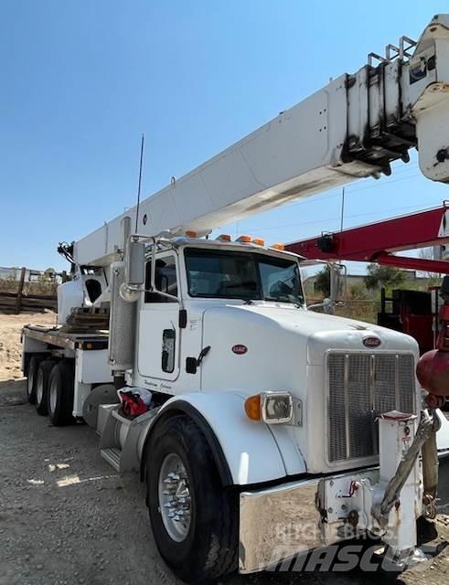 Altec AC38-127S Camion plateau ridelle avec grue