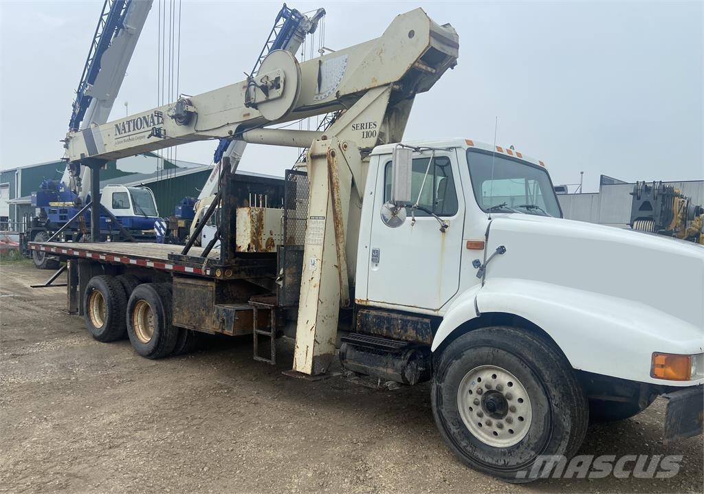 National 1195 Camion plateau ridelle avec grue