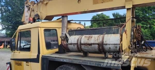 Tatra 815 AD 28 Camion plateau ridelle avec grue