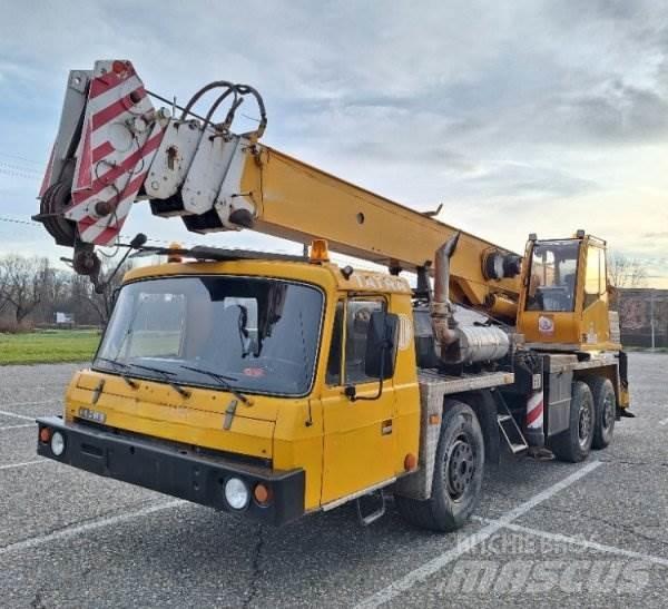 Tatra T815 +AD 28 (ČKD) Camion plateau ridelle avec grue