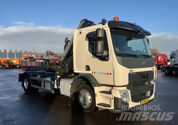 Volvo EE250 Camion plateau ridelle avec grue