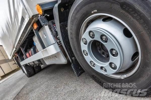 Volvo FL 210 Camion plateau ridelle avec grue