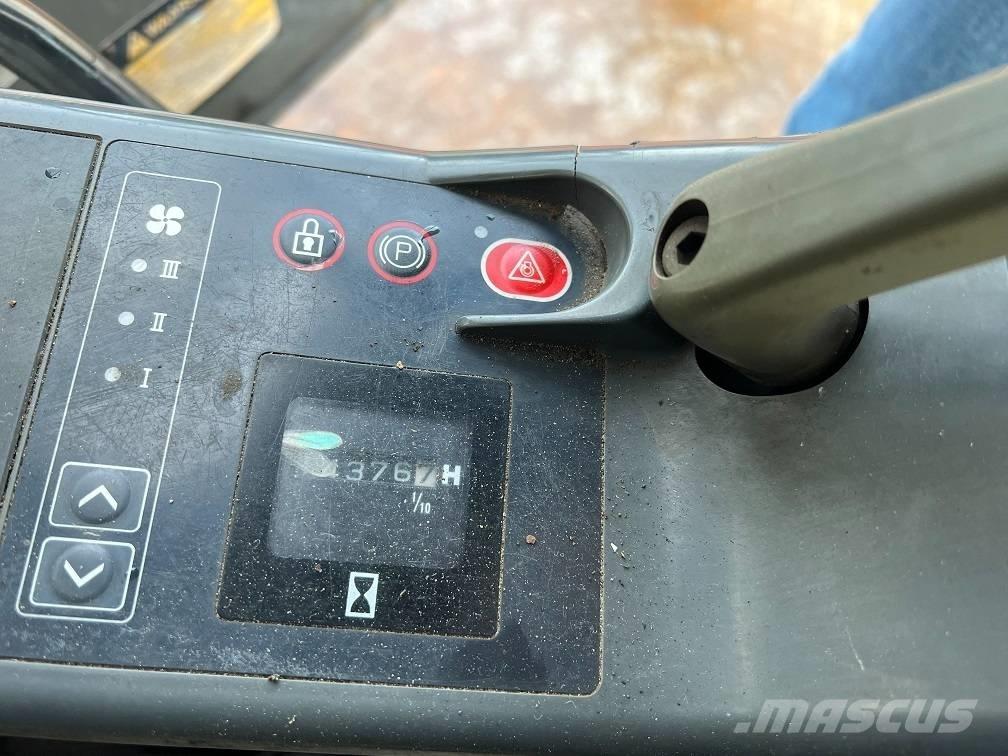 JCB JS 240 LC Pelle sur chenilles