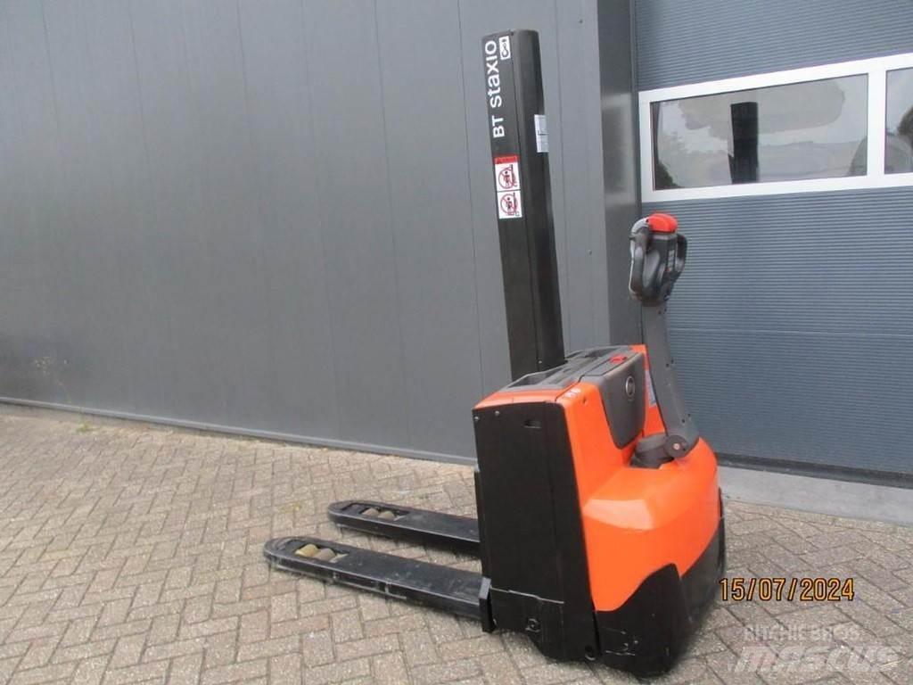 BT SWE 080L Gerbeur accompagnant