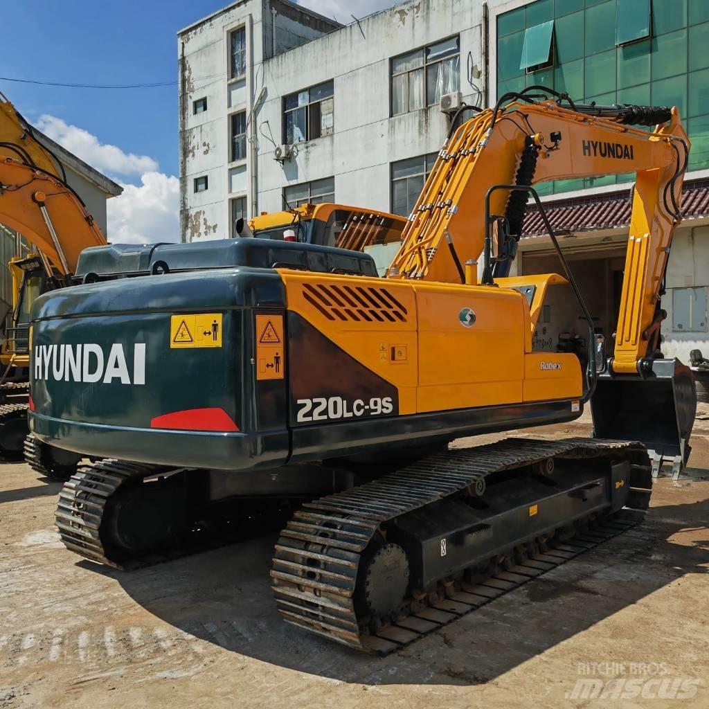 Hyundai R220LC-9S Pelle sur chenilles