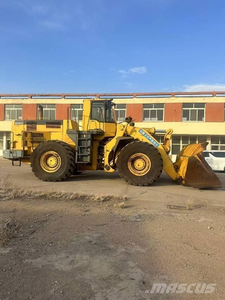 Komatsu WA 600-6 Chargeuse sur pneus