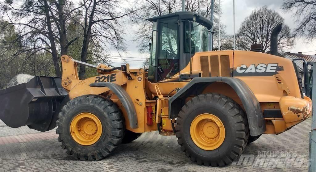 CASE 821 E Chargeuse sur pneus