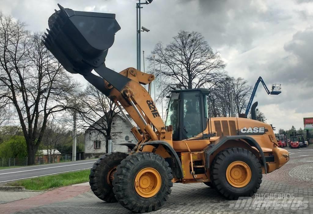 CASE 821 E Chargeuse sur pneus