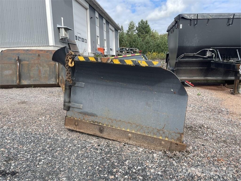  Vilakone Nivelaura Accessoires d'attache pour tracteurs compacts