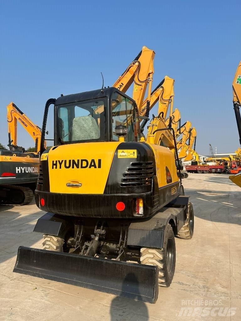 Hyundai Hyundai60W-7 Pelle sur pneus